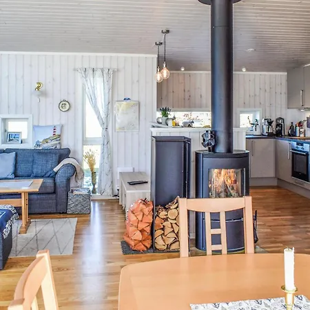 Semesterbostad In Manstad With Kitchen Saltnes